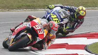 Marc Marquez (depan)  saat bersaing ketat dengan Valentino Rossi pada lanjutan Balapan MotoGP di Sirkuit Sepang, MotoGP Malaysia, Minggu (25/10/2015). Marquez terjatuh di lap ketujuh karena terjadi insiden dengan Rossi. (REUTERS/Olivia Harris)