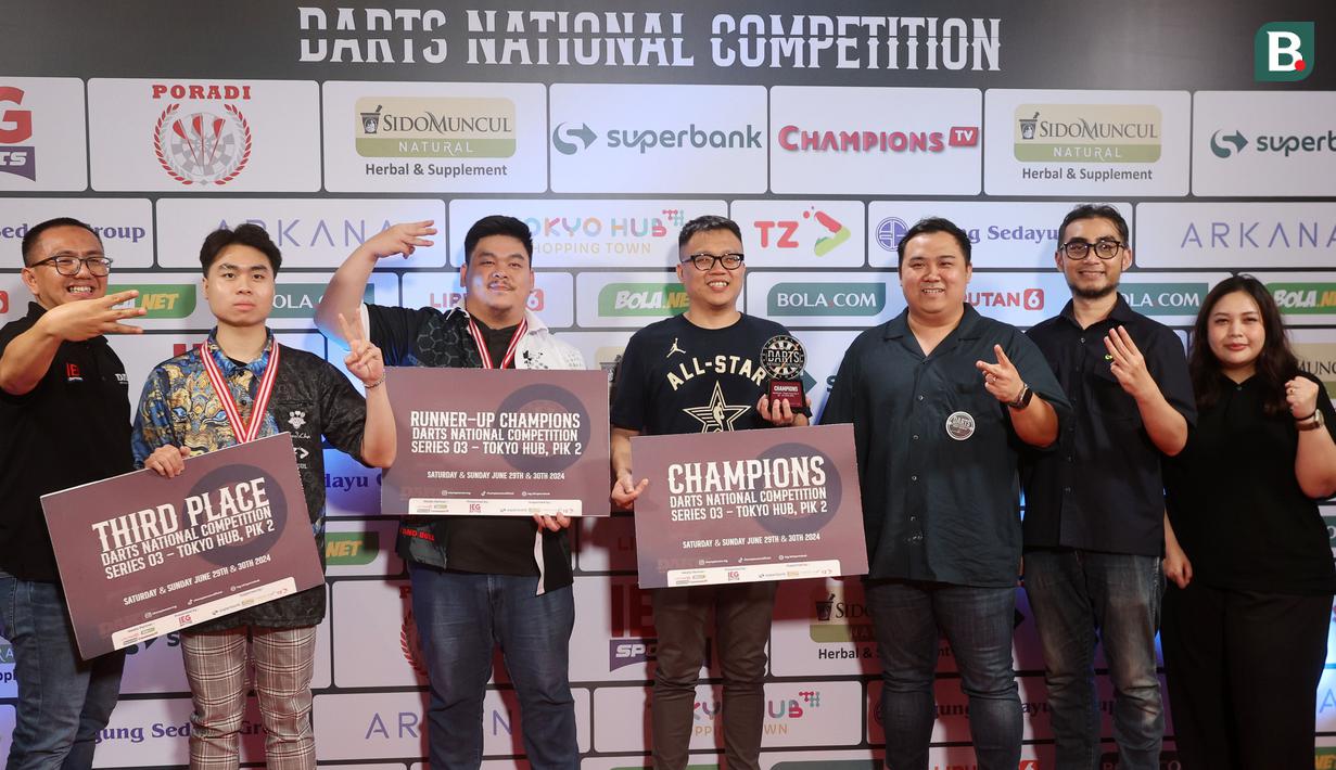 Benny Tandean keluar sebagai juara Darts National Competition Series 03 yang digelar di Tokyo Hub, PIK 2, Minggu (30/6/2024). Pada partai puncak, Benny mengalahkan Jordhi Indra dengan skor 3-1. (Bola.com/M Iqbal Ichsan)
