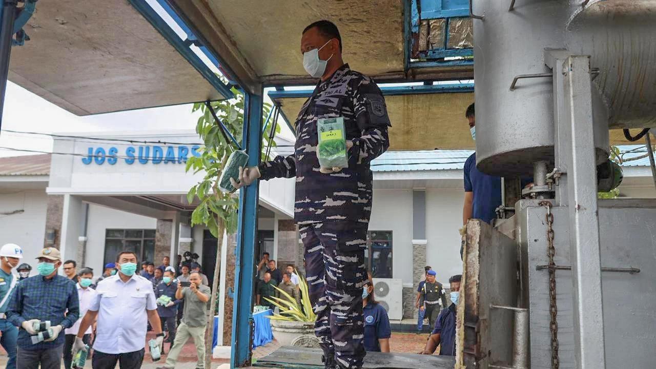 FOTO: Ketamine 41 Kilogram Dimusnahkan,  TNI AL Ungkap Jalur Selundupan di Perairan Belawan