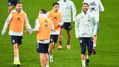 Bek Spanyol Sergio Ramos (kanan) tersenyum saat melakukan pemanasan selama sesi latihant tim di Stadion Wanda Metropolitano di Madrid (17/11/2019). Spanyol akan bertanding melawan Rumania pada Grup F Kualifikasi Piala Eropa 2020. (AFP Photo/Gabriel Bouys)