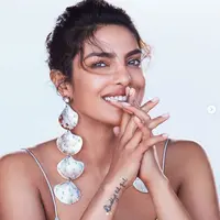 Tips Cantik: Kulit Wajah Glowing Tanpa Skincare dari Priyanka Chopra