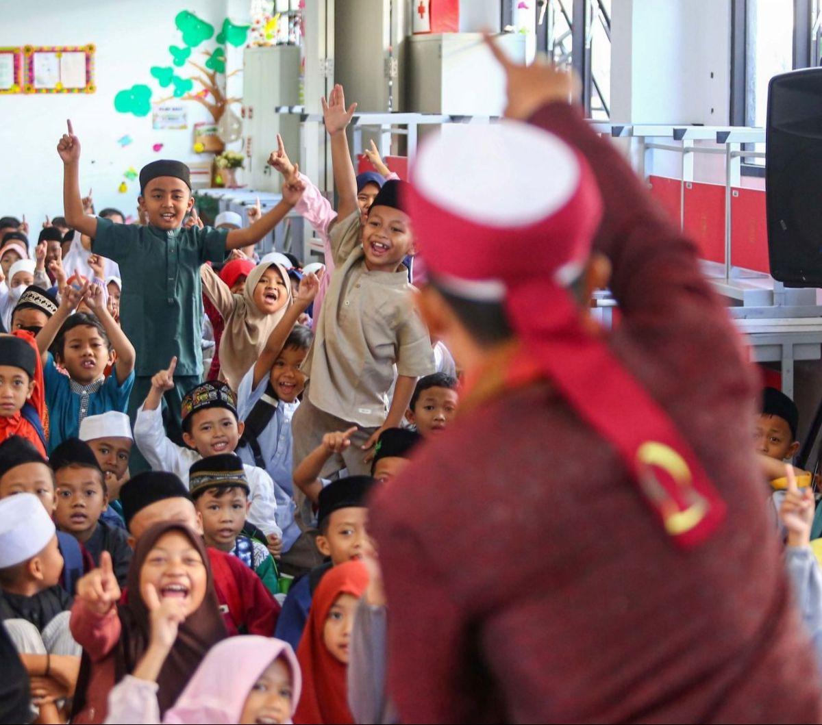 Selama bulan suci Ramadan kegiatan keagamanan seperti pengajian dan pesantren kilat banyak digelar untuk meningkatkan keimanan hingga ketaqwaan seseorang dengan harapan memperoleh pahala yang banyak. Foto: Liputan6.com / Angga Yuniar<br>