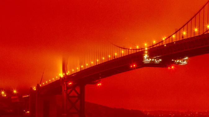 Pemandangan Jembatan Golden Gate yang berselimut kabut asap di San Francisco, Amerika Serikat, Rabu (9/9/2020). Kebakaran hutan di seluruh Barat mengakibatkan langit San Francisco hingga Seattle berwarna oranye yang menakutkan. (Frederic Larson via AP)