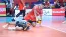 Para pemain Surabaya Samator gagal menghalau bola dari serangan pemain Jakarta Bhayangkara Presisi pada pertandingan final four Proliga 2026 yang digelar di Jawa Pos Arena, Surabaya, Kamis (2/4/2026). Dok. PBVSI)