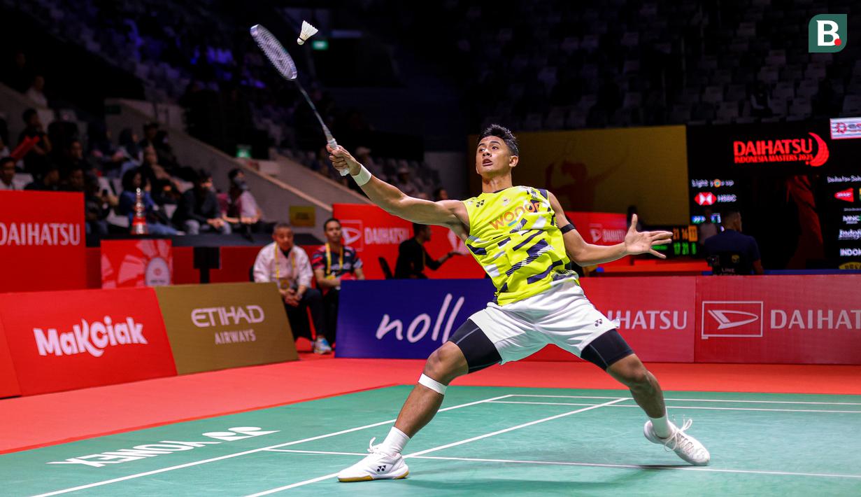 <p>Pebulu tangkis tunggal putra Indonesia, Alwi Farhan berusaha mengembalikan kok ke arah wakil Korea Selatan, Jeon Hyeok-jin pada babak kualifikasi Indonesia Masters 2025 yang berlangsung di Istora Senayan, Jakarta, Selasa (21/01/2025). (Bola.com/Bagaskara Lazuardi)</p>