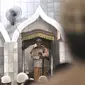 Khotib menyampaikan khotbah tanpa mikrofon saat Salat Jumat di Masjid Jami'e Baitussalam, Cipinang, Jakarta, Jumat (10/4/2020). Seperti diketahui kegiatan keagamaan di tempat ibadah merupakan salah satu larangan yang diterapkan PSBB guna mencegah penularan Covid-19. (merdeka.com/Iqbal S. Nugroho)