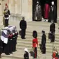 Peti mati Pangeran Philip dari Inggris saat tiba di St. George's Chapel saat prosesi pemakaman di dalam Kastil Windsor di Windsor, Inggris, Sabtu (17/4/2021). Pangeran Philip meninggal 9 April pada usia 99 tahun setelah 73 tahun menikah dengan Ratu Inggris Elizabeth II. (Justin Tallis/Pool via AP)