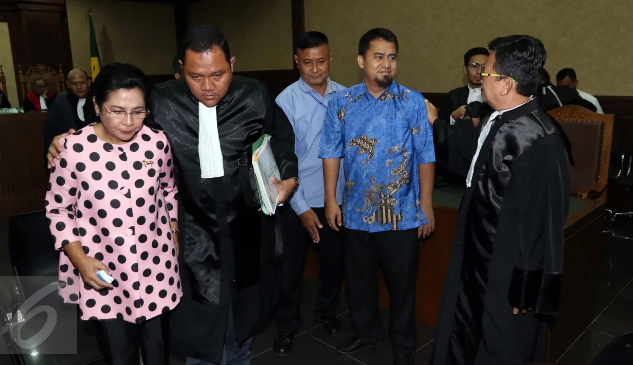 Pengacara dan kakak Saipul Jamil, Berthanatalia Ruruk Kariman dan Samsul Hidayatullah usai sidang perdana di Pengadilan Tipikor Jakarta, Rabu (31/8). Keduanya didakwa memberi uang Rp 50 juta kepada Panitera Pengganti PN Jakut. (Liputan6.com/Helmi Afandi)
