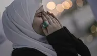 Seorang jemaah haji asal Mesir berdoa di bukit berbatu yang dikenal sebagai Jabal Rahmah,  di Dataran Arafah, saat menunaikan ibadah haji tahunan, dekat kota suci Makkah, Arab Saudi, Selasa (27/6/2023). (AP Photo/Amr Nabil)