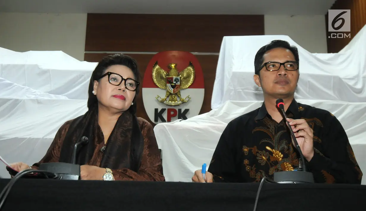 Wakil Ketua KPK Basariah dan Juru bicara KPK Febri Diansyah memberi keterangan pers terkait OTT anggota DPR dari fraksi Partai Golkar Bowo Sidik Pangarso (BSP) di gedung KPK, Jakarta, Kamis (28/3). KPK mengamankan uang Rp8 miliar dalam 84 kardus. (merdeka.com/Dwi  Narwoko)