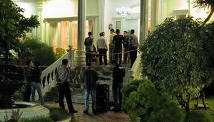 Polisi melakukan olah TKP di Perumahan Bukit Baja Sejahtera (BBS) 3, Kota Cilegon, tempat ditemukannya seorang bocah berusia 9 tahun tewas bersimbah darah. (Foto: Istimewa).