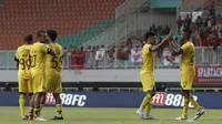 Pemain Semen Padang usai pertandingan menghadapi Tira Persikabo pada laga Shopee Liga 1 di Pakansari, Bogor, Jumat (27/9). Tira Persikabo bermain imbang 1-1 atas Semen Padang. (Bola.com/Yoppy Renato)