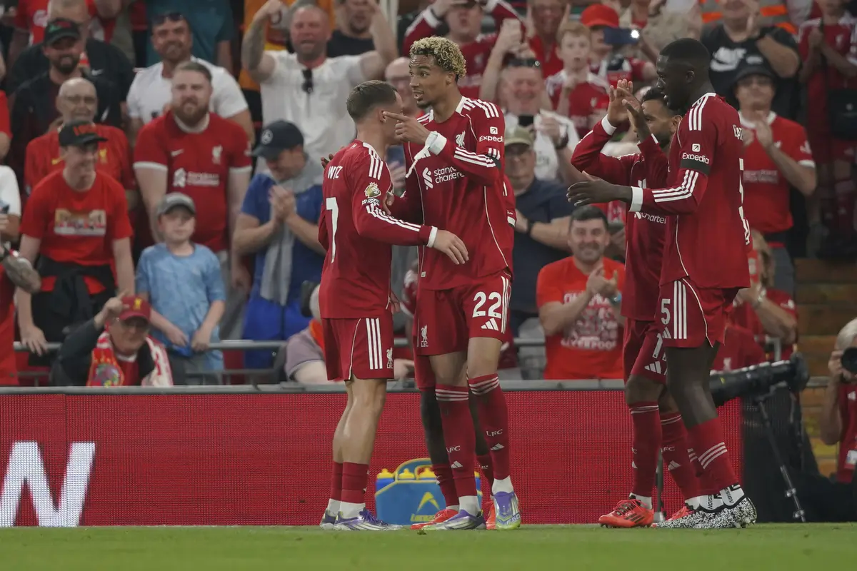 Selebrasi Hugo Ekitike usai mencetak gol di laga Liverpool vs Bournemouth di Anfield, Sabtu (16/08/2025) dini hari WIB. (AP Photo/Ian Hodgson).