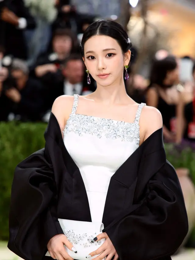 Karina aespa debut di Met Gala 2026 pakai Prada. Photo by DIMITRIOS KAMBOURIS / GETTY IMAGES NORTH AMERICA / GETTY IMAGES VIA AFP