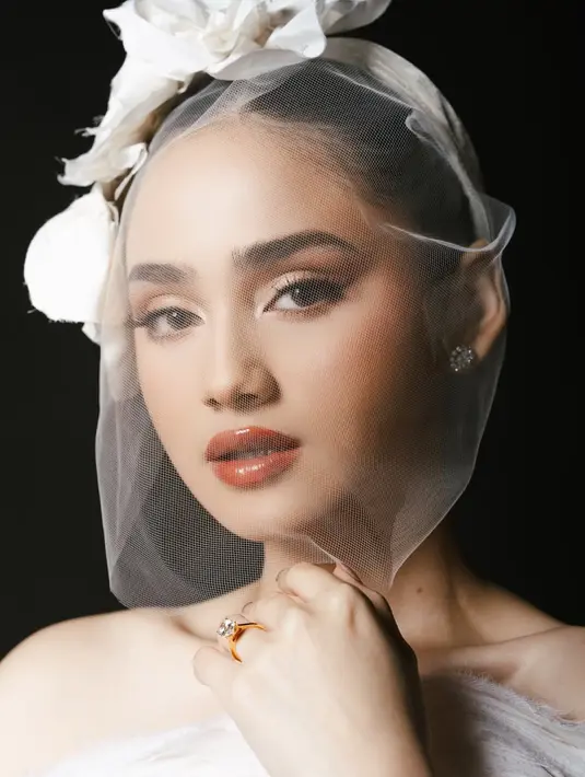 Makeup classic bold hasil pulasan MUA Bennu Sorumba sukses pancarkan aura pengantin Syifa Hadju. Lipstik glossy red memperkuat estetika pengantin yang sesungguhnya [@syifahadju]