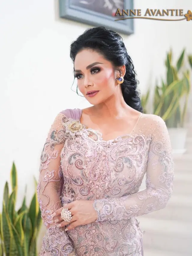 Ada Kisah Haru di Balik Pembuatan Kebaya Krisdayanti untuk Acara Lamaran Aurel Hermansyah dan Atta Halilintar. (instagram.com/anneavantieheart)