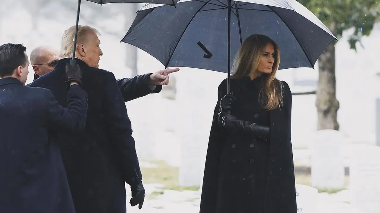 Melania Trump Kena Kritik Kenakan Mantel Keluaran Eropa di Penghormatan untuk Pahlawan Amerika