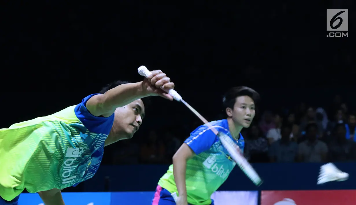 Ganda campuran Indonesia, Tontowi Ahmad/Liliyana Natsir mengembalikan kok ke Hafiz Faizal/Gloria Emanulle Widjaja di semifinal Indonesia Open 2018 di Istora GBK Jakarta, Sabtu (7/7). Tontowi/Liliyana unggul 21-18, 21-8. (Liputan6.com/Helmi Fithriansyah)