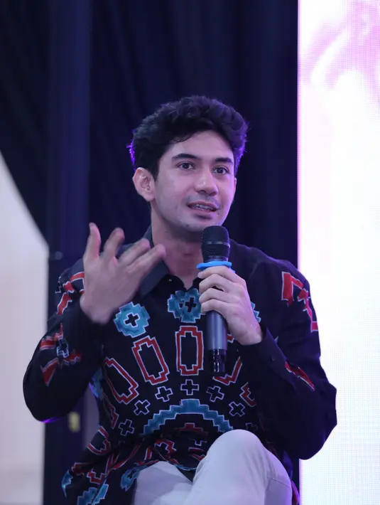 Reza Rahadian hadir saat peluncuran perangko Habibie Ainun di CoHive Filateli, Jakarta Pusat, Jumat (20/12/2019) malam. (Daniel Kampua/Fimela.com)