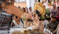 Rizky Febian dan Mahalini menjalani upacara Dharma Suaka dilanjutkan dengan Mepamit. Calon pengantin wanita minta izin kepada leluhur untuk menikah. (Foto: Dok. Instagram @rfasmusic)