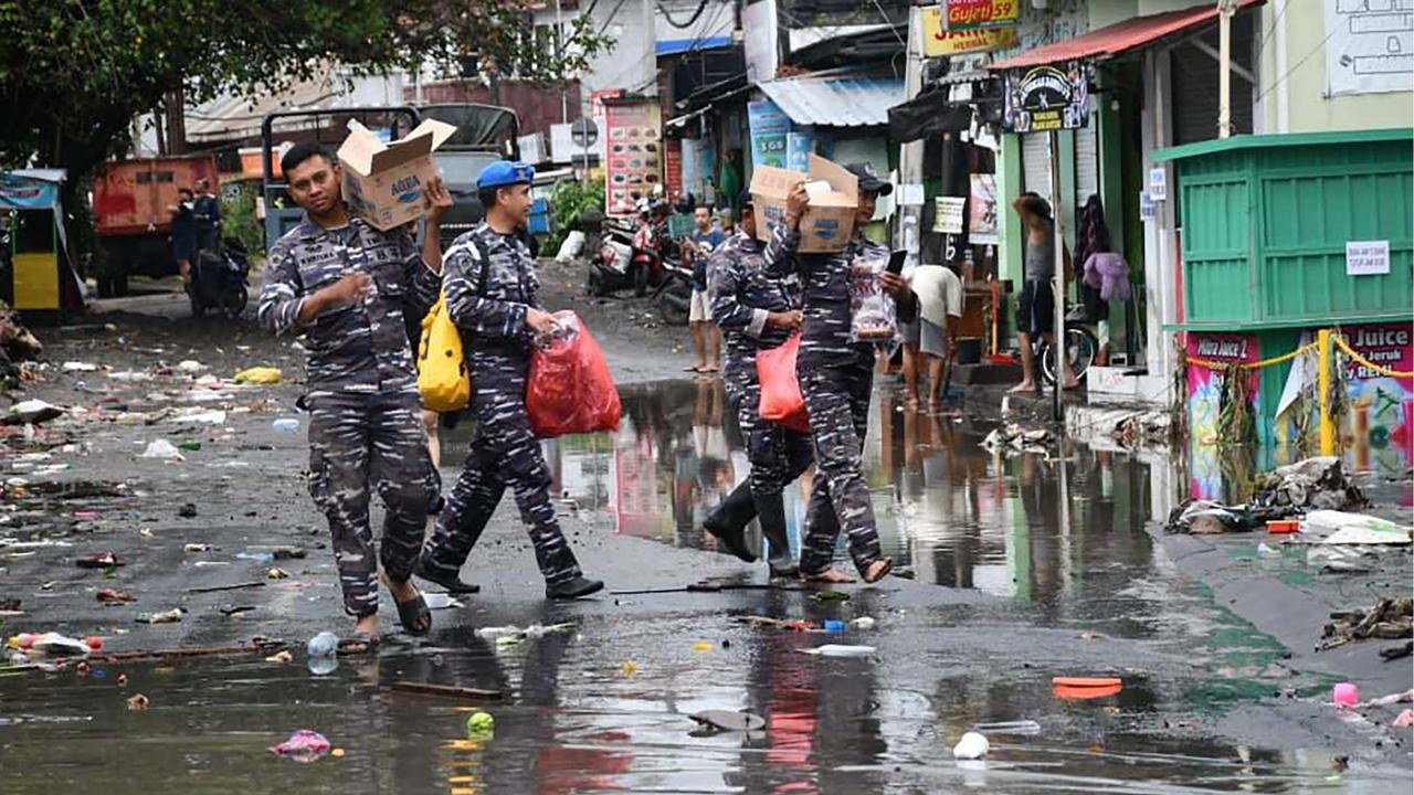 FOTO: TNI AL Bantu Warga Terdampak Banjir Bandang di Denpasar