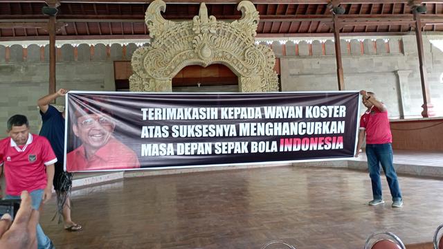 Spanduk satir untuk Gubernur Bali, I Wayan Koster