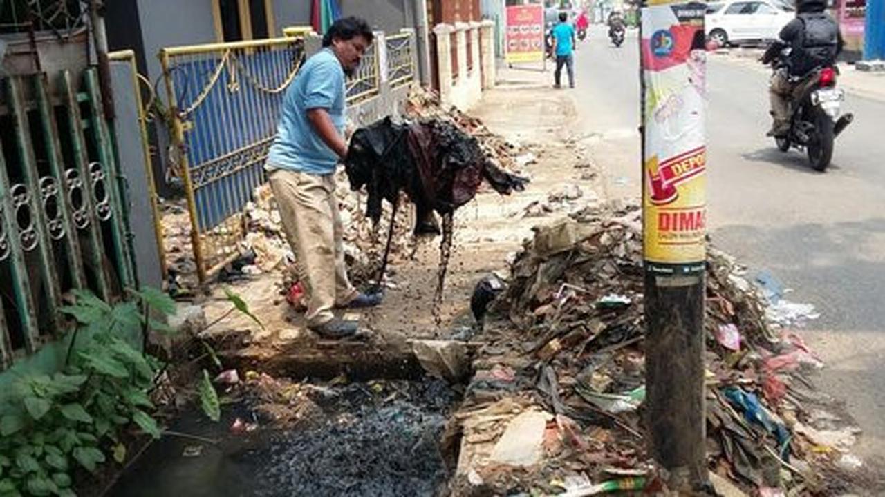 Ikhtiar Dudung, tukang las yang sukarela bersihkan selokan di Depok