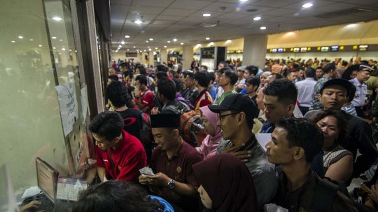 Bandara Juanda ditutup, ratusan penumpang gagal mudik