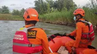 Basarnas Gorontalo saat melakukan penyisiran sungai yang menjadi Lokasi awal jatuhnya korban (Arfandi Ibrahim/Liptan6.com)