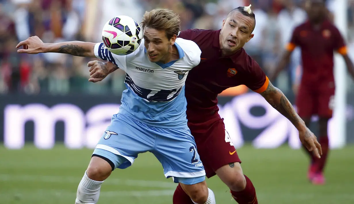 Lazio malakoni laga derby kontra AS Roma dalam lanjutan Serie A Italia di Stadion Olimpico, Selasa dini hari (26/5/2015). Laga ini sangat menentukan posisi kedua tim di klasemen akhir serie A. Lazio menyerah 0-1 dari AS Roma. (Reuters/Tony Gentile)