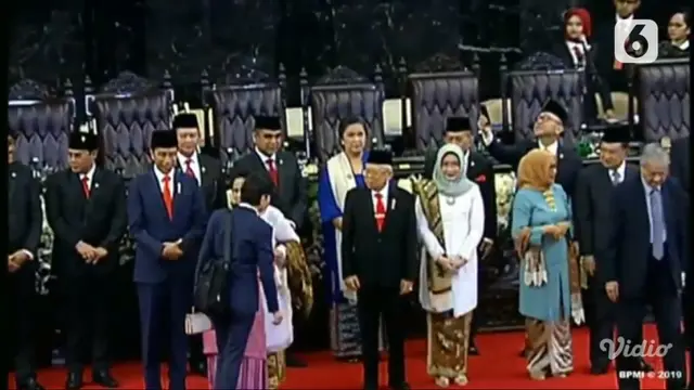 PM Malaysia Mahathir Mohamad menyalami Presiden Jokowi.