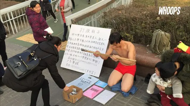 Duduk bertelanjang dada di tengah suhu dingin Kota Beijing, pria ini tak kenal menyerah mencari uang demi sang anak.