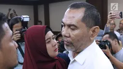 Bupati nonaktif Hulu Sungai Tengah, Abdul Latif dipeluk kerabatnya usai sidang pembacaan putusan di Pengadilan Tipikor, Jakarta, Kamis (20/9). Abdul Latif divonis 6 tahun penjara, denda Rp 300 juta 3 bulan kurungan. (Liputan6.com/Helmi Fithriansyah)