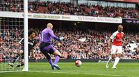 Aksi Theo Walcott (kanan) yang berujung gol ke gawang Watford, pada lanjutan laga Premier League 2015-2016, di Emirates Stadium, Sabtu (2/4/2016). Arsenal optimis masih bisa mengejar perolehan angka Leicester City.  (Reuters/Dylan Martinez)