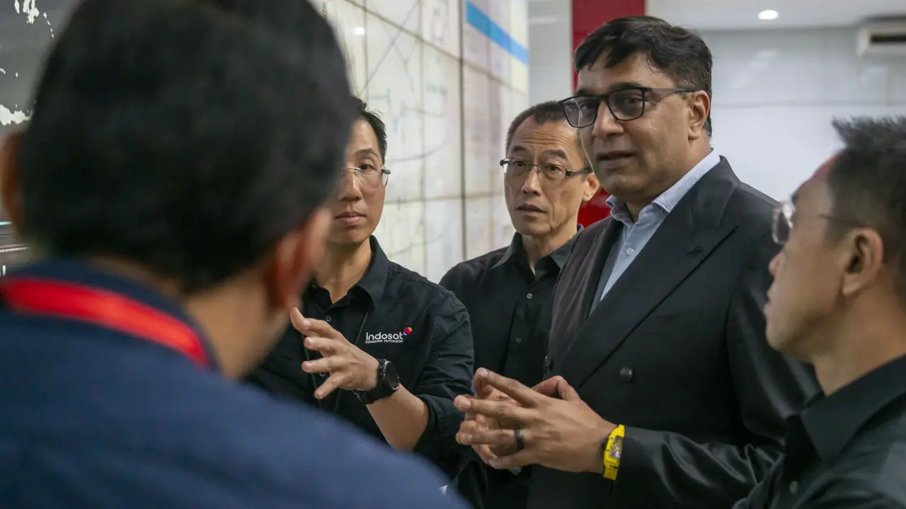 CEO Indosat Ooredoo Hutchison Vikram Sinha (kedua kiri) dan Chief Technology Officer Indosat Ooredoo Hutchison Desmond Cheung memantau Command Center Indosat Ooredoo Hutchison