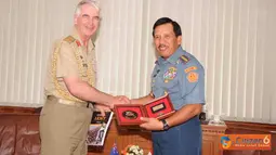 Citizen6, Jakarta: Panglima TNI Laksamana TNI Agus Suhartono, S.E., beserta para staf menerima kunjungan Kasad Australia, Lt General K. J. Gillespie, AO, DSC, CSM., di Mabes TNI, Cilangkap, Jakarta Timur, Senin (28/3). (Pengirim: Badarudin Bakri Badar)