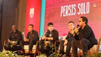 CEO Persis Solo, Kaesan Pangarep didampingi pelatih Jacksen F Tiago dalam acara peluncuran skuad Persis Solo. (dok Persis Solo)