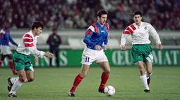 Eric Cantona pensiun dari Timnas Prancis tahun 1995 saat berusia 29 tahun setelah dihukum oleh Asosiasi Sepakbola Prancis karena menendang penonton saat laga Manchester United melawan Crystal Palace di musim 1994-95. (AFP/Gerard Julien)