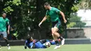 Pemain Timnas Indonesia, Ilija Spasojevic (kanan) mengecoh Muhammad Ridho saat latihan di Lapangan ABC Senayan, Jakarta, Selasa (20/2). Jelang Asian Games 2018, pemain Timnas U-23 kembali melakukan pemusatan latihan. (Liputan6.com/Helmi Fithriansyah)