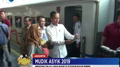 Kedatangan Jokowi juga dimanfaatkan oleh penumpang kereta api untuk berfoto bersama.