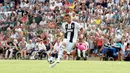 Cristiano Ronaldo berusaha mengontrol bola saat pertandingan persahabatan antara Juventus A dan tim B di Villar Perosa, Italia utara, (12/8). Pertandingan dimenangkan tim utama Juventus dengan skor 5-0. (AP Photo/Antonio Calanni)