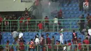 Suasana kepanikan suporter saat terjadi insiden ledakan suar pada laga persahabatan Indonesia melawan Fiji di Stadion Patriot Candrabhaga, Bekasi, Sabtu (9/2). Dikabarkan satu orang suporter tewas akibat insiden ini. (Liputan6.com/Helmi Fithriansyah)