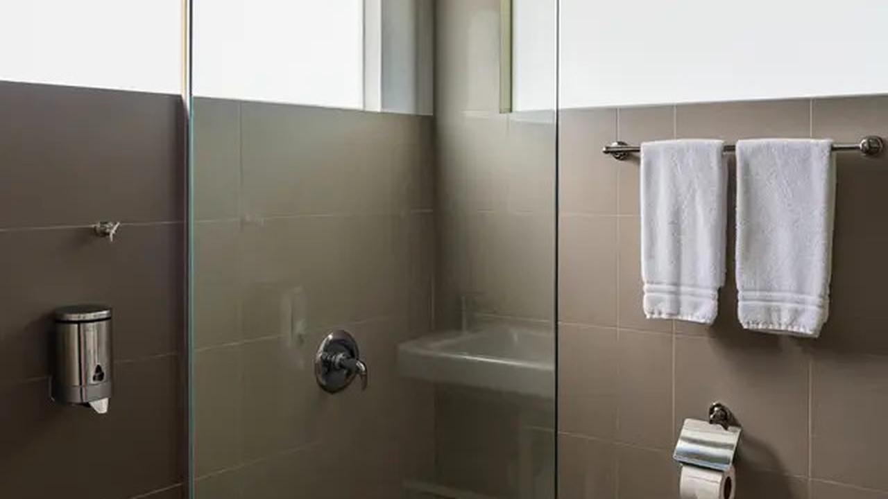 7 Desain Kamar Mandi Modern Kloset Jongkok dengan Ventilasi Alami