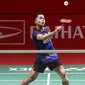 Tunggal putra Indonesia, Anthony Sinisuka Ginting berusaha menempatkan bola di depan net saat melawan wakil Malaysia, Leong Jun Hao pada babak 16 besar Indonesia Masters 2024 di Istora Senayan Jakarta, Indonesia, Kamis (25/1/2024). Anthony Ginting menang dua gim langsung dengan skor 21-15, 21-17. (Bola.com/M Iqbal Ichsan)