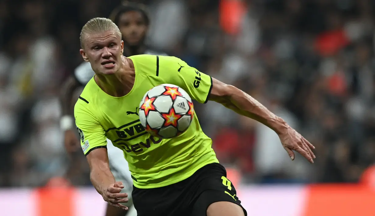 Dortmund sukses memetik kemenangan di matchday pertaman Liga Cahmpions 2021/2022 kala bertamu ke markas Besiktas. Salah satu gol kemenangan Dortmund dicetak oleh Haaland. (Foto: AFP/Ozan Kose)