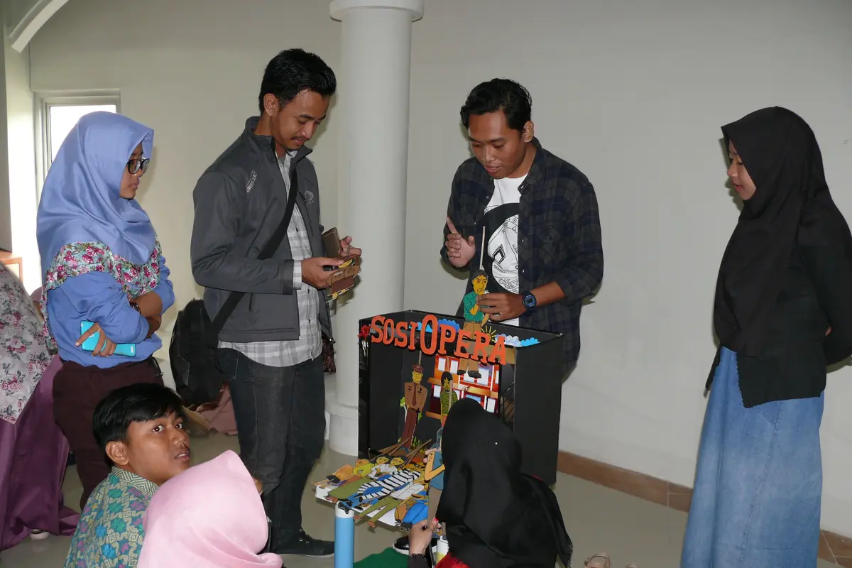 Main Wayang Bikin Siswa Normal dan Difabel Makin Akrab 