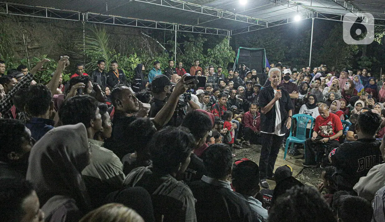Calon presiden nomor urut 3 Ganjar Pranowo berdialog dengan warga Desa Watuagung di Banyumas, Jawa Tengah, Selasa malam (9/1/2024). (Liputan6.com/Faizal Fanani)