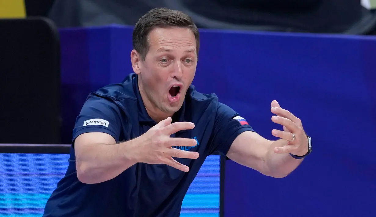 Pelatih kepala timnas basket Slovenia, Aleksander Sekulic bereaksi di pinggir lapangan saat pertandingan perempat final Piala Dunia Bola Basket melawan Kanada di Manila, Filipina, Rabu, 6 September 2023. (AP Photo/Michael Conroy)
