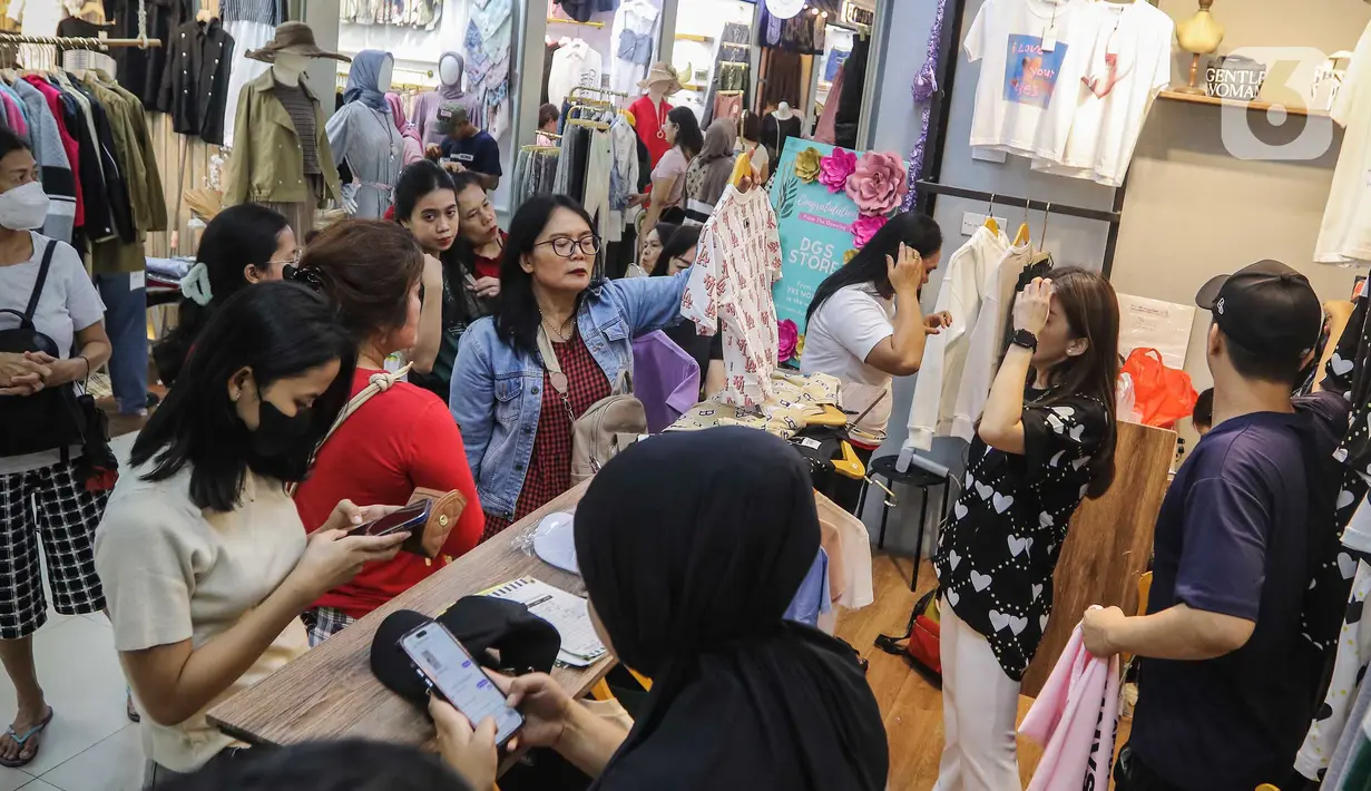 Sentra fashion “Little Bangkok”mengusung konsep “live shopping” dan penyediaan jasa titip atau jastip. (Liputan6.com/Angga Yuniar)