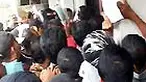 Proses pengembalian formulir C1 atau berita acara rekapitulasi hasil penghitungan perolehan suara pemilihan Wali Kota Medan, Sumut, berlangsung ricuh.